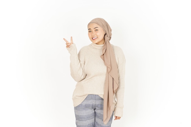 Vrede of overwinningsteken tonen Mooie Aziatische vrouw die hijab draagt die op witte achtergrond wordt geïsoleerd