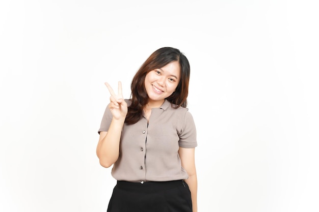 Vredesteken tonen en glimlachen van mooie Aziatische vrouw geïsoleerd op een witte achtergrond
