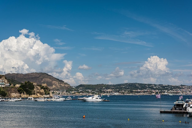 Vredige vakantie op zee op een jachtboot in een baai aan de Tyrrheense Zee bij Napels Parking charterboard verhuur