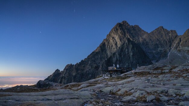 Vreedzaam alpine landschap met berg en hut eronder net voor zonsopgang Slowakije Europa