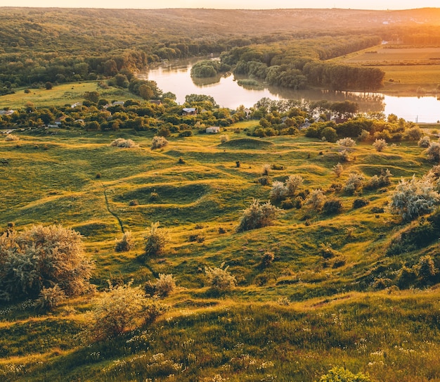 Vreedzaam de zomerlandschap met kalme rivier