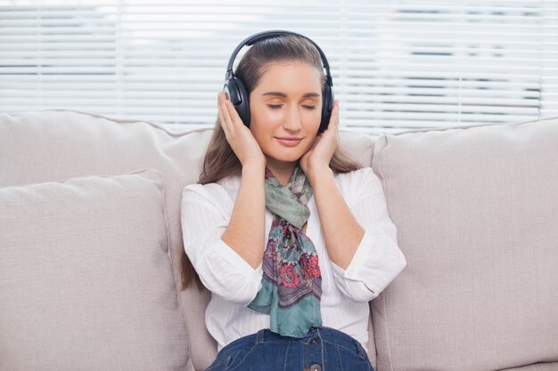 Vreedzaam leuk model dat aan muziek luistert