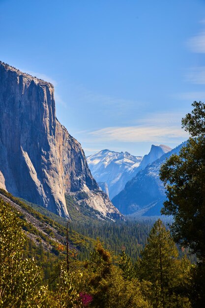 Vreedzaam licht raakt El Capitan in Yosemite vanuit Tunnel View