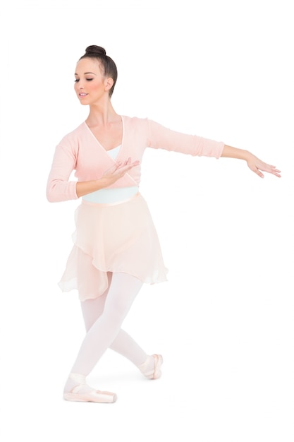 Vreedzame aantrekkelijke ballerina poseren