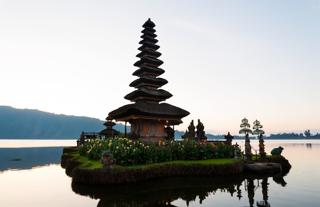 Vreedzame atmosfeer in vroege ochtend tijdens zonsopgang over pura ulun danu-tempel iconisch van bali, meer bratan, bali, indonesië.