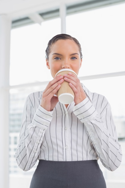 Vreedzame onderneemster het drinken koffie