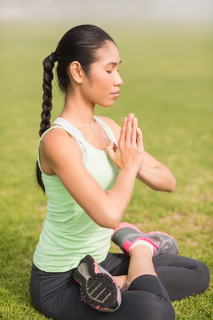 Vreedzame sportieve vrouw doet de lotus pose