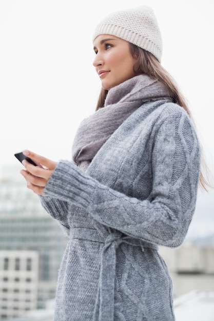 Vreedzame vrouw met de winterkleren op tekstoverseinen