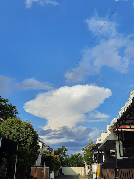 Vreemd gevormde witte wolk