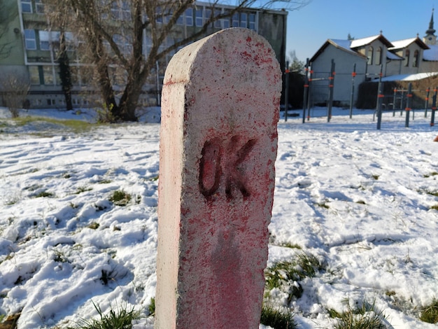 Vreemde betonnen pilaar in het roze stadsmonument op het graf met de inscriptie ok stad