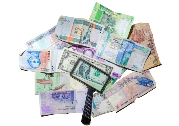Vreemde valuta op een witte achtergrond met een loep
