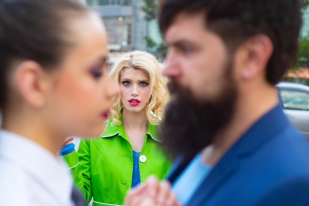 Foto vreemdgaan in het huwelijk man kijkt naar andere vrouw vreselijk jaloers op hen jaloerse vrouw kijkt naar stel i...