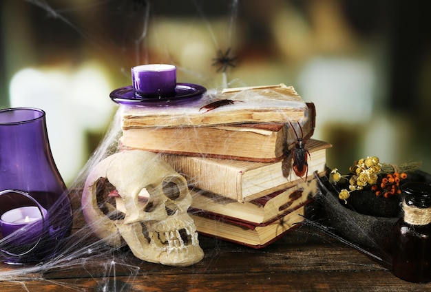 Vreselijk stilleven voor Halloween op donkere achtergrond.