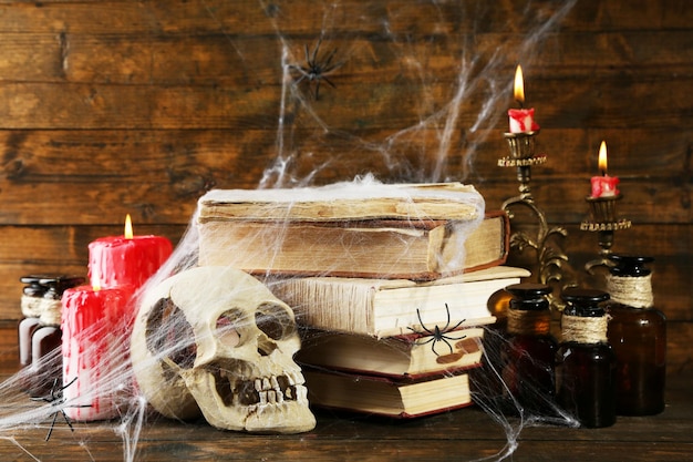 Vreselijk stilleven voor Halloween op houten achtergrond.