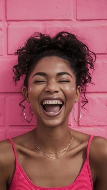 Foto vreugdevol afro-amerikaans vrouwtje met donkere huid lacht gelukkig opent mond wijd heeft glinster op