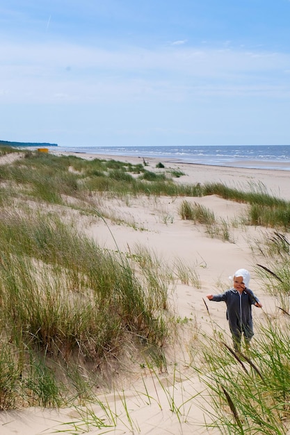 Foto vreugdevol schattig meisje op het strand