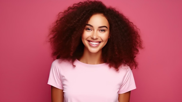 Vreugdevolle jonge internationale vrouwen demonstreren een vredesgebaar tegen een roze achtergrond van de studio Afrikaanse brunette in T-shirt Europees model met lang golvend rood haar