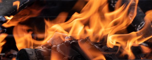 Vreugdevuur in de barbecue, brandhout brandt, vlam van vuur, horizontaal