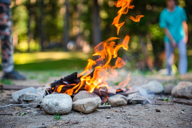 Vreugdevuur in de natuur in het bos vlam van vuur kampvuur in een toeristenkamp buiten in de bergen