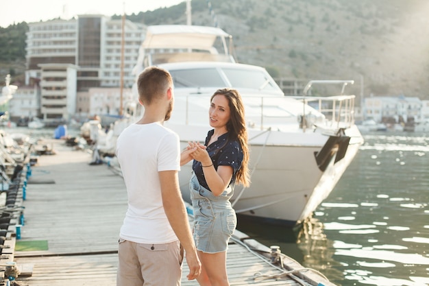 Vriend en vriendin poseren in een haven