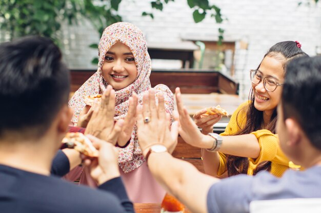 Vriend geven high five in café