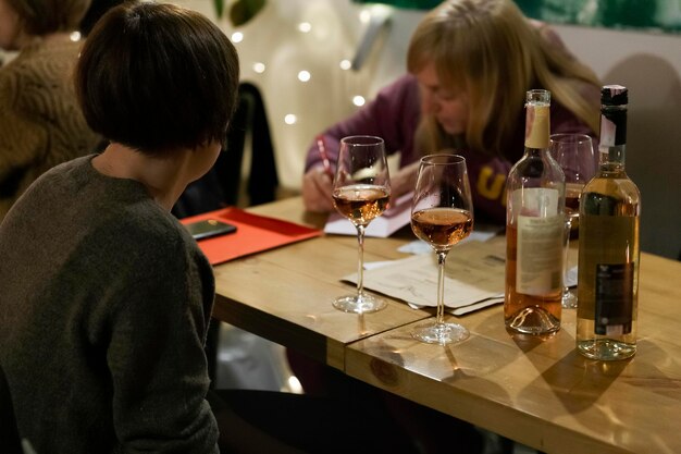 Vriendelijk diner met wijn en snacks