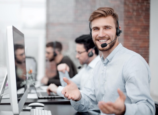 Vriendelijk personeel met een headset op de werkplek in het zakencentrumhet concept van professionaliteit