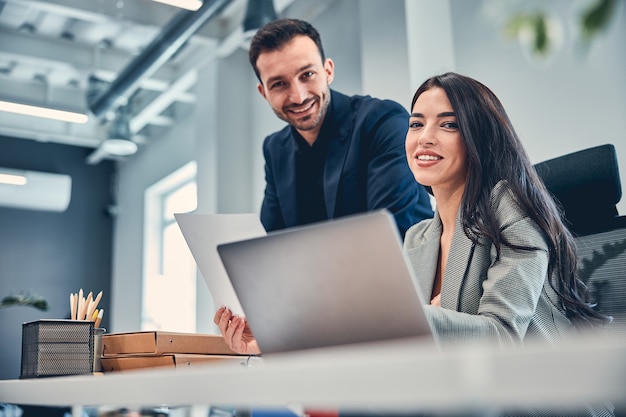 Vriendelijke collega met goede relatie en prettig gesprek op de werkplek