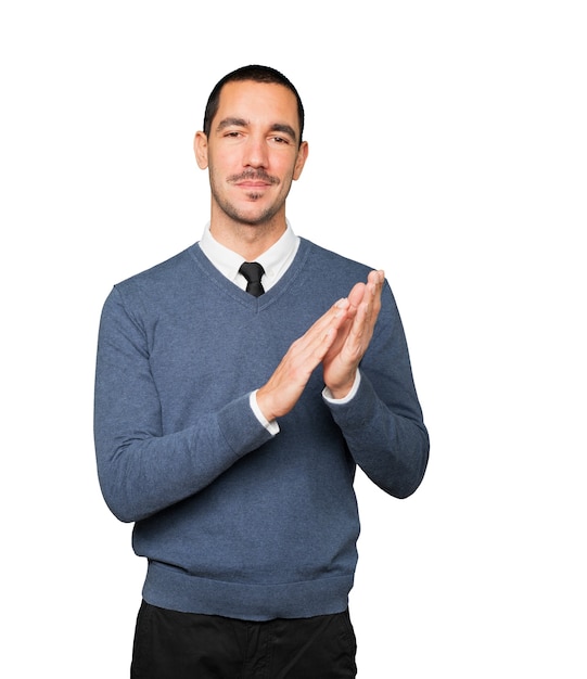 Vriendelijke jonge man applaudisseren gebaar