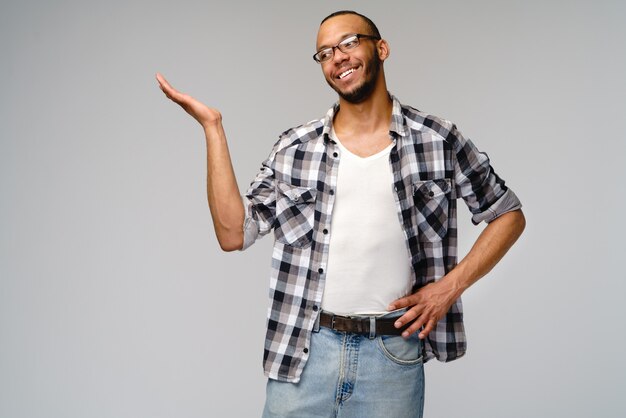 Vriendelijke jonge man met een casual shirt