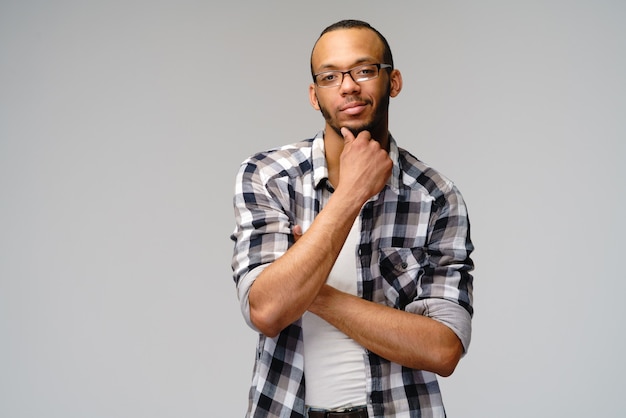 Vriendelijke jonge man met een casual shirt