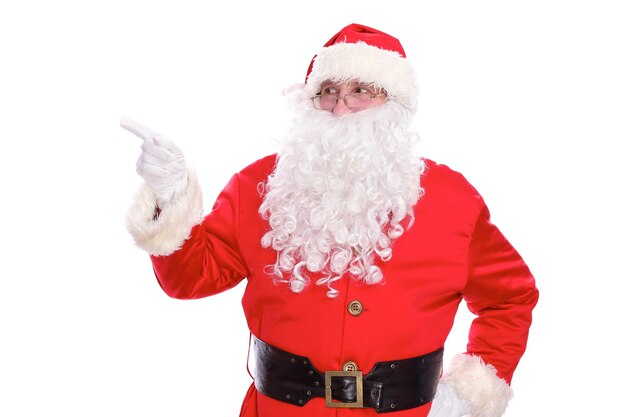 Vriendelijke kerstman wijzend in wit leeg teken, geïsoleerd op een witte achtergrond
