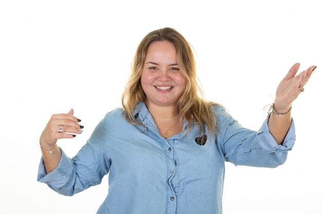 Foto vriendelijke lachende oversized vrouw maakt virtueel lucht vierkant frame gebaar blij op witte achtergrond