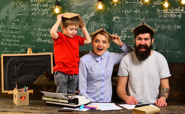 Vriendelijke leraar en volwassen glimlachende student in de klas onderwijs- en thuisconcept gestresste student met boeken goede leraren helpen studenten goede vragen te stellen