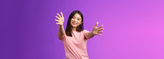 Foto vriendelijke tedere mooie aziatische vrouw ontmoet zuster treinstation strek armen naar voren wachtend op warme cu