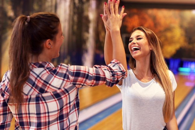 Vrienden aan het bowlen