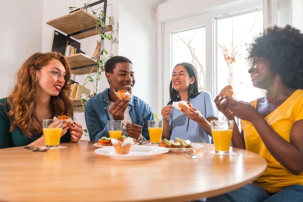 Vrienden bij een ontbijt met jus d'orange en muffins thuis gezonde levensstijl met plezier in de ochtend