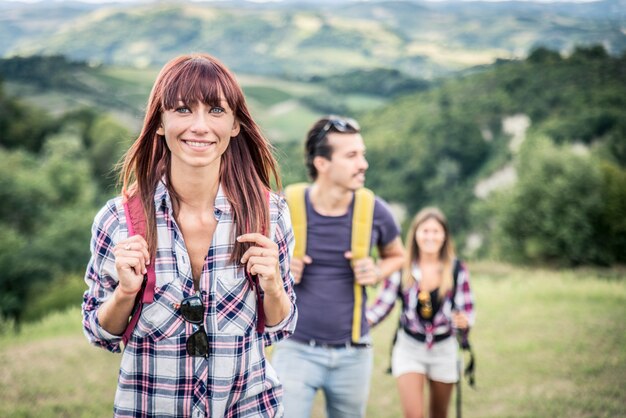 Foto vrienden buiten wandelen