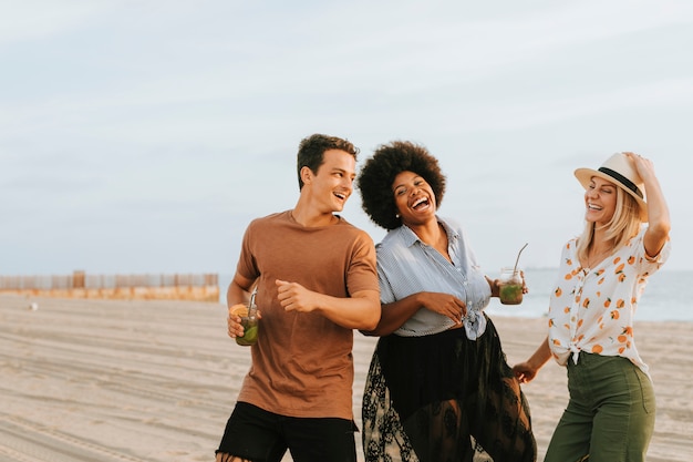 Vrienden dansen en plezier hebben op het strand