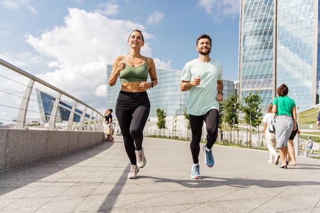 Vrienden die atleten in fitnesskleding runnen die buiten trainen Warmup-jongeren leiden een actieve