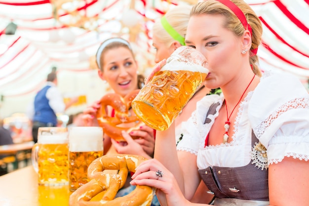 Vrienden die Beiers bier drinken op Oktoberfest