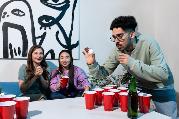 Vrienden die bierpong spelen