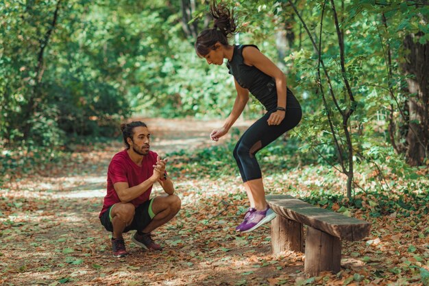 Foto vrienden die buiten sporten park natuur