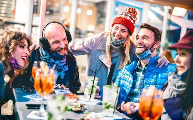 Foto vrienden die cocktail drinken in openluchtbarrestaurant