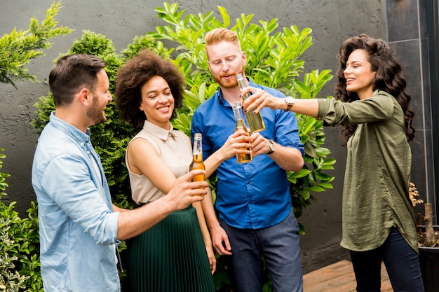 Foto vrienden die de openluchttoost van de tuinpartij met alcoholische ciderdranken hebben