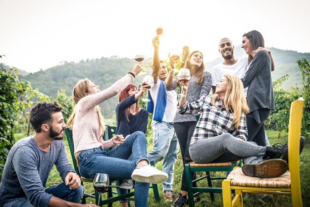 Foto vrienden die diner in tuin hebben