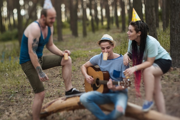 Foto vrienden die een bosfeestje hebben. levensstijl van de reiziger. gelukkige momenten wandelen