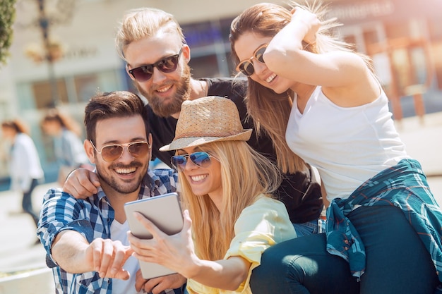 Vrienden die een selfie nemen