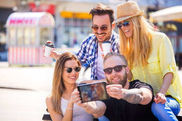 Vrienden die een selfie nemen