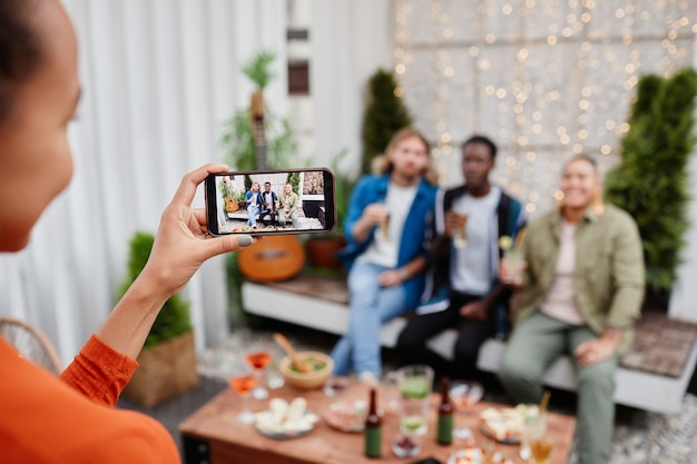 Foto vrienden die foto's maken op een buitenfeest